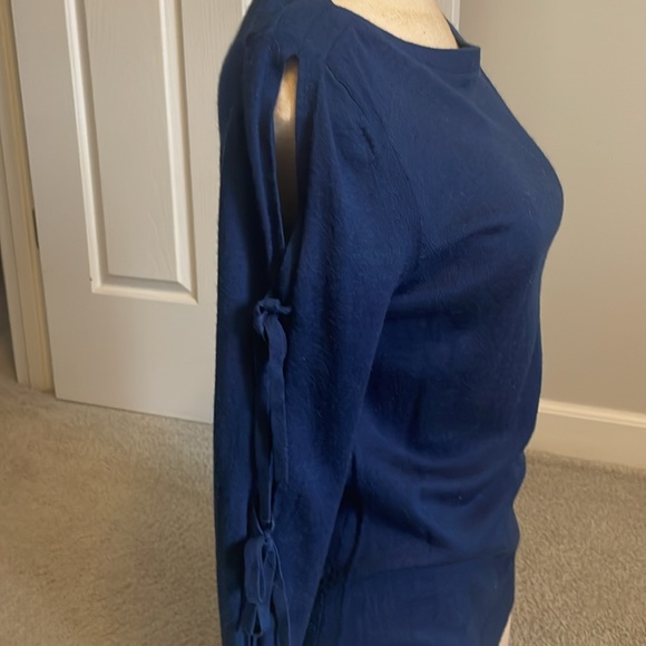 Navy blue sweater with peek a boo tie sleeves - Picture 2 of 3